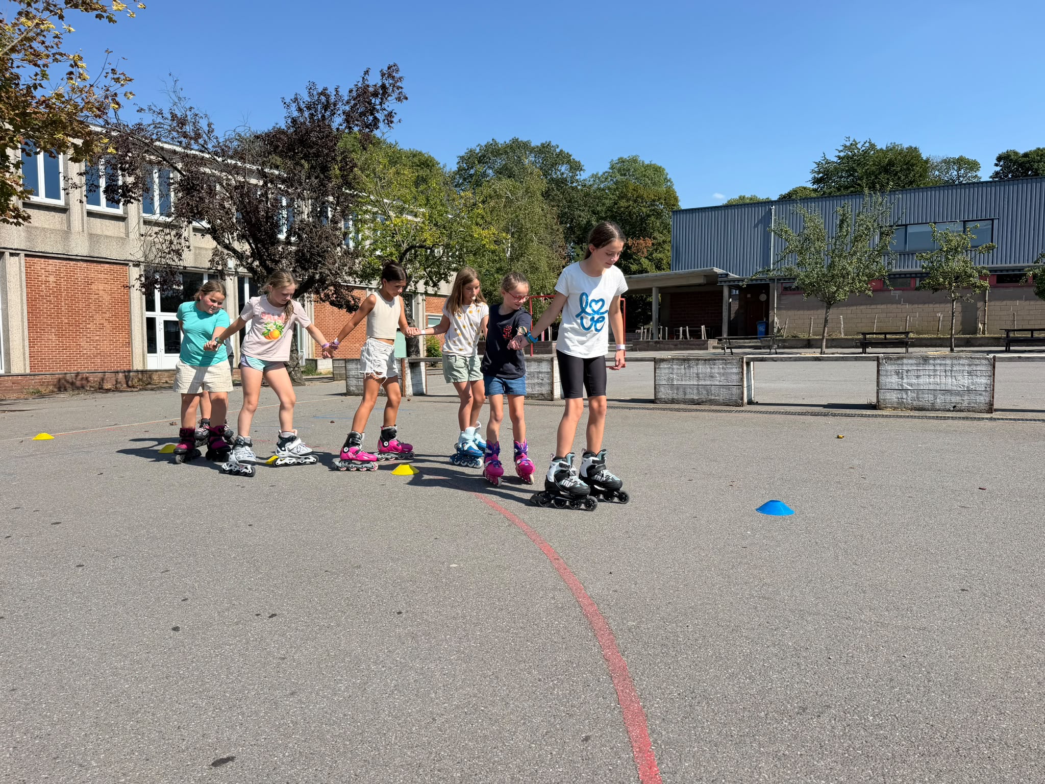 Enfants participant à un stage roller à La Louvière avec FunMove