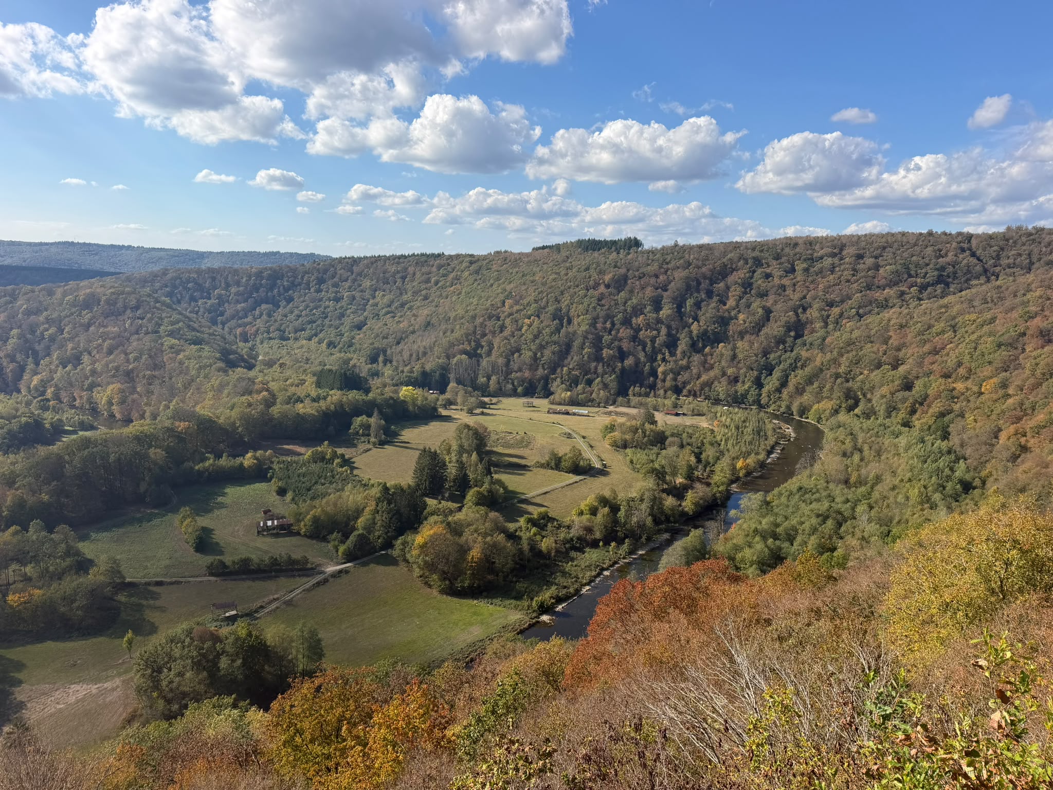 Vue sur la vallée de la Semois à Membre-sur-Semois, lieu du camp nature FunMove