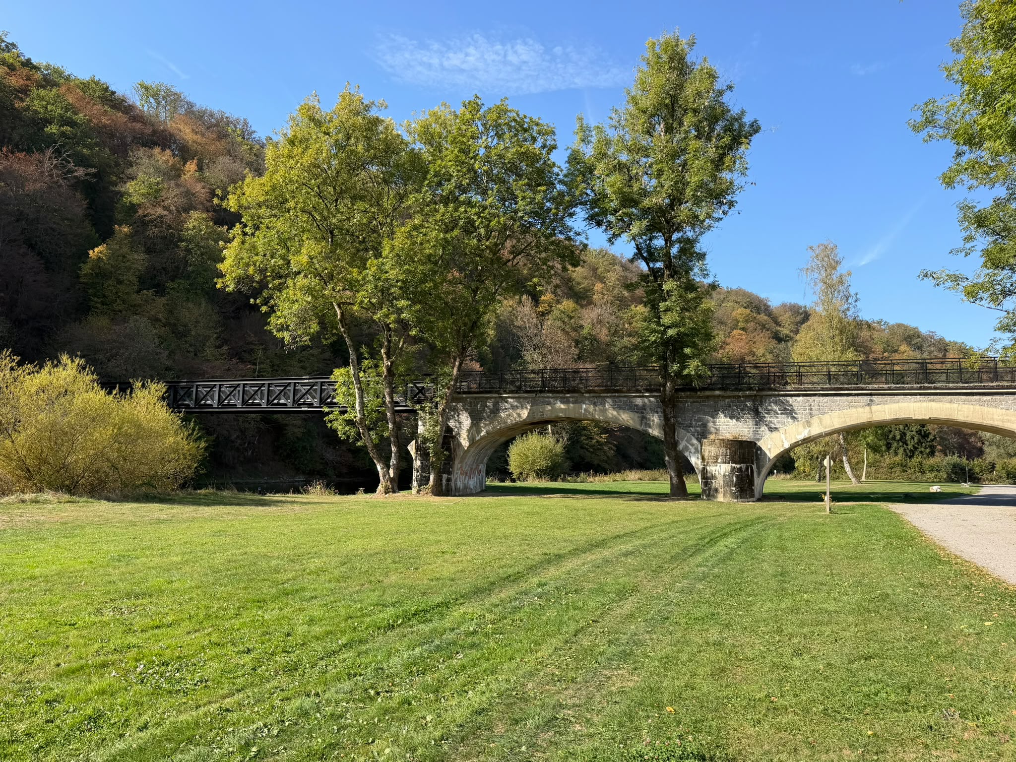 Prairie et pont de pierre sur la Semois à Membre-sur-Semois en Ardenne belge