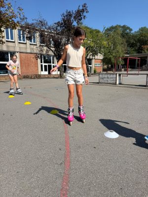 Enfants participant à un stage roller à La Louvière avec FunMove