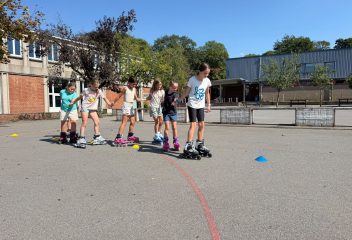 Enfants participant à un stage roller à La Louvière avec FunMove